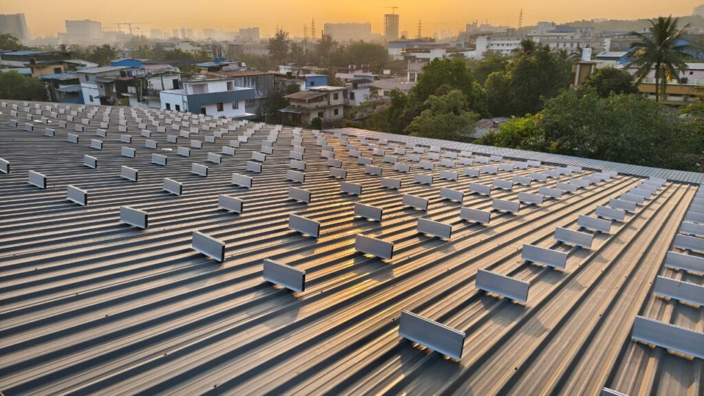 Penetration-free rooftop solar mounting structure
